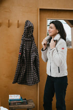 Afbeelding in Gallery-weergave laden, Evy, dames sherpa fleece in sand