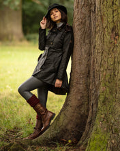 Afbeelding in Gallery-weergave laden, OXFORD BLUE Olivia, klassieke wax jas voor dames.