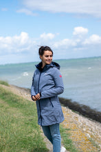 Afbeelding in Gallery-weergave laden, Gisella, is een lang model dames softshell jas van Nordberg in Ocean melange