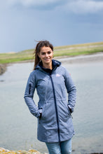 Afbeelding in Gallery-weergave laden, Gisella, is een lang model dames softshell jas van Nordberg in Ocean melange