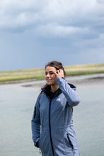 Afbeelding in Gallery-weergave laden, Gisella, is een lang model dames softshell jas van Nordberg in Ocean melange