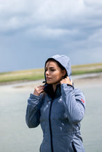 Afbeelding in Gallery-weergave laden, Gisella, is een lang model dames softshell jas van Nordberg in Ocean melange
