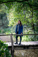 Afbeelding in Gallery-weergave laden, Gitte, is een gevoerd, lang model dames softshell jas van Nordberg in Navy