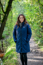 Afbeelding in Gallery-weergave laden, Gitte, is een gevoerd, lang model dames softshell jas van Nordberg in Navy