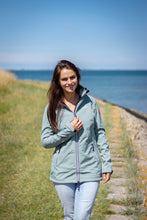 Afbeelding in Gallery-weergave laden, Ronda, 3/4 dames jas  met afneembare capuchon, van Nordberg in Herbel green