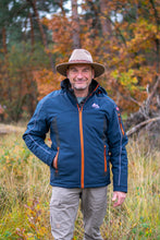 Afbeelding in Gallery-weergave laden, Ole, een gevoerd softshell jack voor heren met afneembare capuchon in navy/orange, van Nordberg.