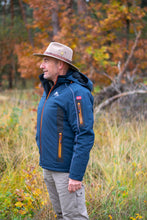 Afbeelding in Gallery-weergave laden, Ole, een gevoerd softshell jack voor heren met afneembare capuchon in navy/orange, van Nordberg.