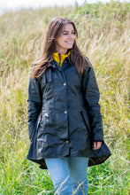 Afbeelding in Gallery-weergave laden, OXFORD BLUE Olivia, klassieke wax jas voor dames.