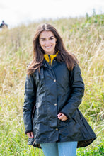 Afbeelding in Gallery-weergave laden, OXFORD BLUE Olivia, klassieke wax jas voor dames.