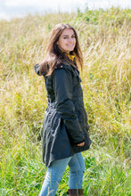 Afbeelding in Gallery-weergave laden, OXFORD BLUE Olivia, klassieke wax jas voor dames.