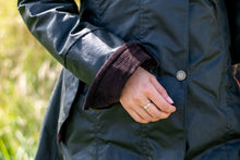 Afbeelding in Gallery-weergave laden, OXFORD BLUE Olivia, klassieke wax jas voor dames.