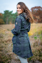 Afbeelding in Gallery-weergave laden, Katrina Hooded wax jas in Schotse tartan blackwatch