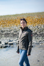 Afbeelding in Gallery-weergave laden, Ingrida softshell jack dames met afneembare capuchon, in blauw, van Nordberg