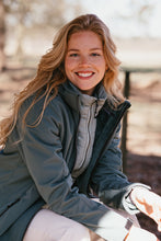 Afbeelding in Gallery-weergave laden, Gitte, is een gevoerd, lang model dames softshell jas van Nordberg in light green
