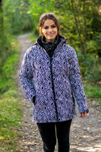 Afbeelding in Gallery-weergave laden, Run Zebra, gevoerde 3/4 dames jas in softshell met afneembare capuchon, van Nordberg
