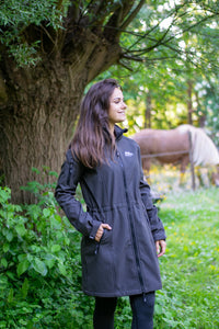 Gisella, is een lang model dames softshell jas van Nordberg in Black melange